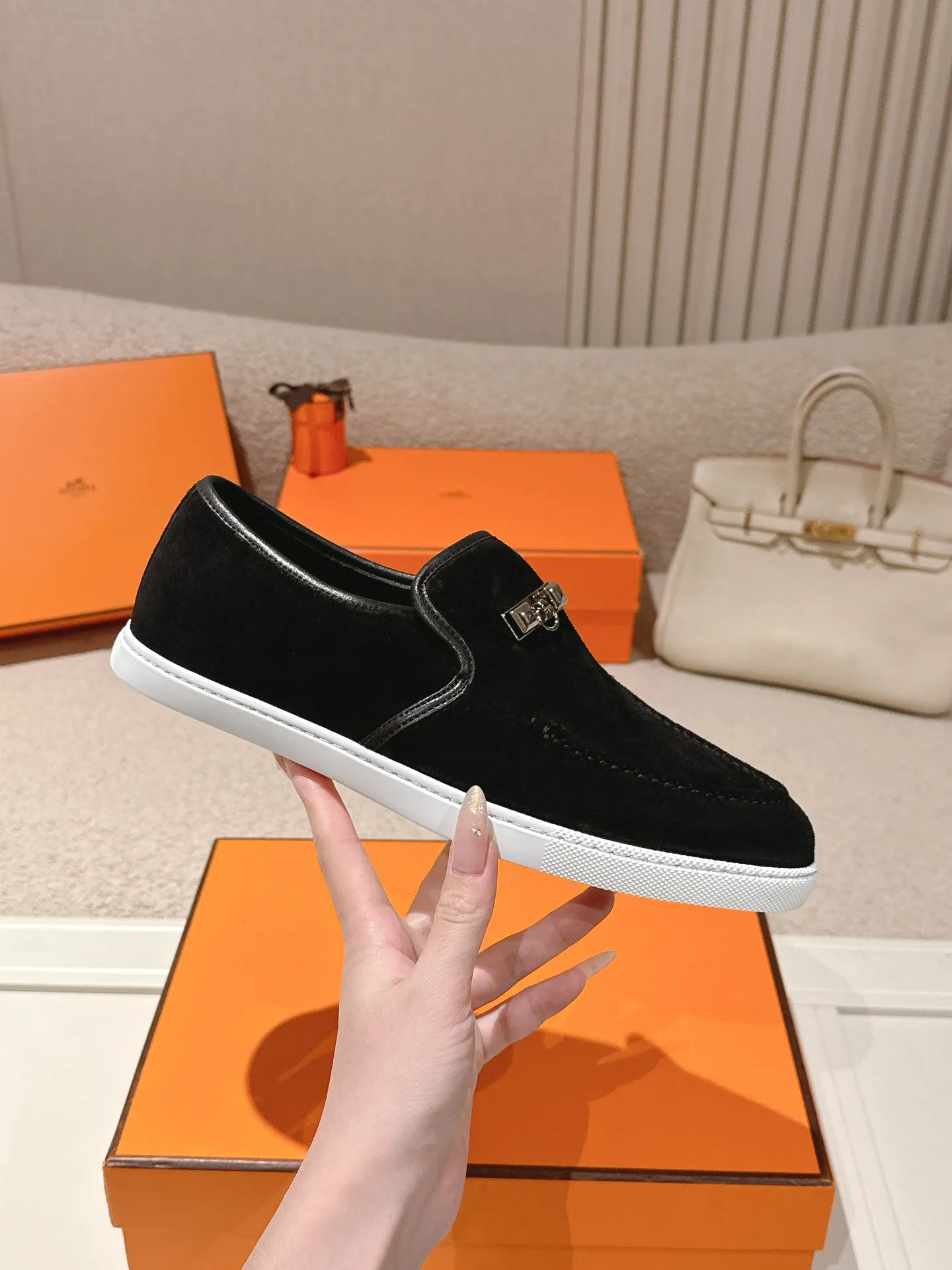 Men's Men's Shoes 600💰 Hermes# Couple Studded Loafers Calfskin and suede goatskin lace-up free sneakers with signature "H" detail. The design is simple and smooth, creating a fashionable urban look. It is comfortable and versatile. H family classics are not outdated, and the delivery counter is exquisitely packaged🛍📦 Fabric: Original customized imported first-layer cowhide/cow down Lining: Imported soft sheepskin Sole: Original open-molded anti-slip TPU material Size: 35-45